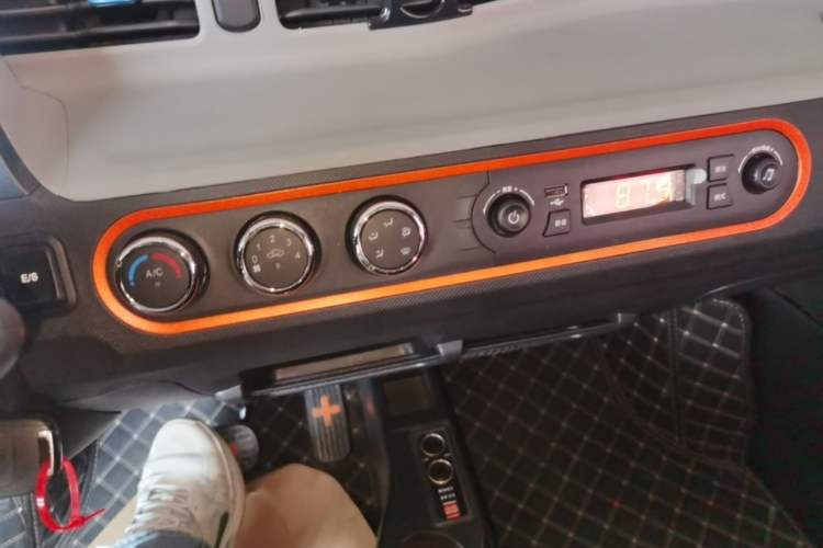 Used Wuling Hongguang MINIEV 2022 Zizai Version Lithium-NMC Audio And AC Panel