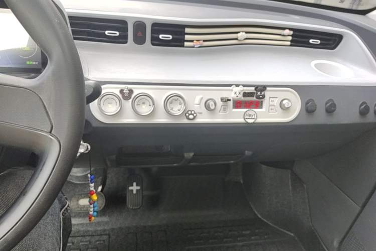 Used Wuling Hongguang MINIEV 2022 Macaron Premium Model – Lithium Iron Phosphate Audio And AC Panel