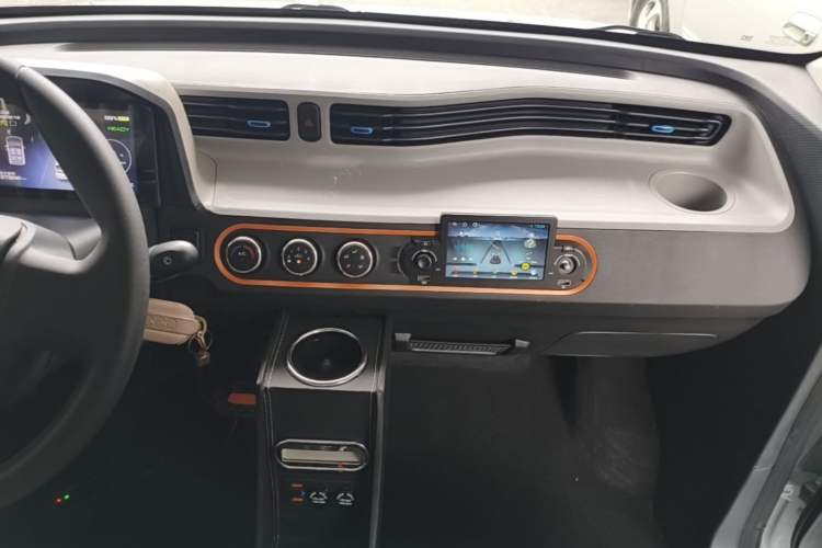 Used Wuling Hongguang MINIEV 2022 Zizai Version Lithium Iron Phosphate Audio And AC Panel
