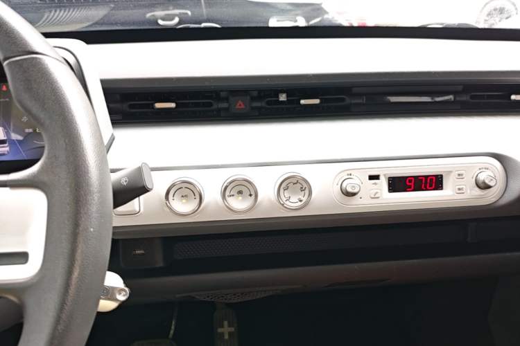 Used Wuling Hongguang MINIEV 2022 GAMEBOY 300km Enthusiast Model with Lithium Iron Phosphate Audio And AC Panel