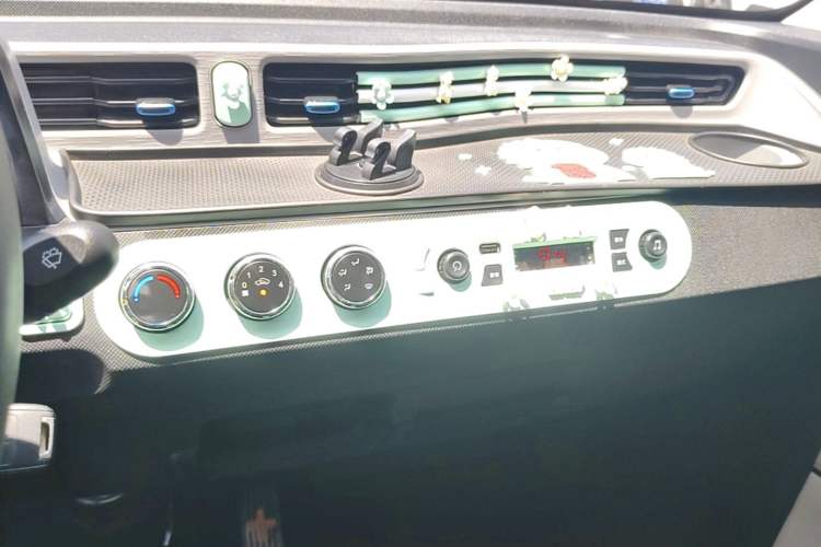 Used Wuling Hongguang MINIEV 2022 Easy Version Lithium Iron Phosphate Audio And AC Panel