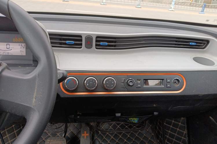 Used Wuling Hongguang MINIEV 2022 Easy Version Lithium Iron Phosphate Audio And AC Panel
