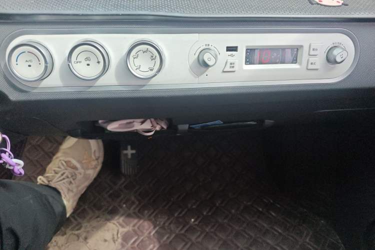 Used Wuling Hongguang MINIEV 2022 Macaron Premium Model – Lithium Iron Phosphate Audio And AC Panel