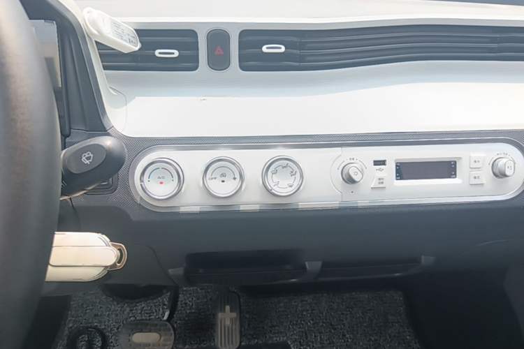 Used Wuling Hongguang MINIEV 2022 Macaron Premium Model – Lithium Iron Phosphate Audio And AC Panel