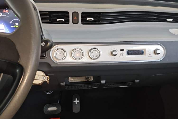 Used Wuling Hongguang MINIEV 2022 Macaron Premium Model – Lithium Iron Phosphate Audio And AC Panel