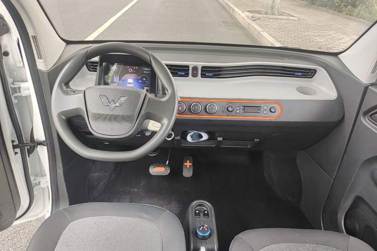 Used Wuling Hongguang MINIEV 2022 Zizai Version Lithium Iron Phosphate Center Console