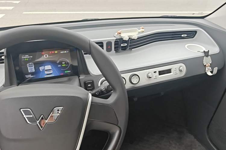 Used Wuling Hongguang MINIEV 2022 Macaron Fashion Edition Lithium-Nickel-Cobalt-Alpha-oxide Center Console