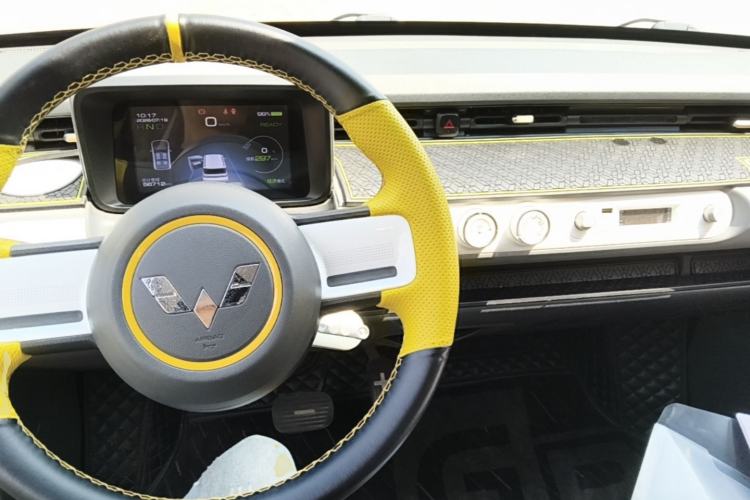Used Wuling Hongguang MINIEV 2022 GAMEBOY 300km Enthusiast Model with Lithium Iron Phosphate Center Console