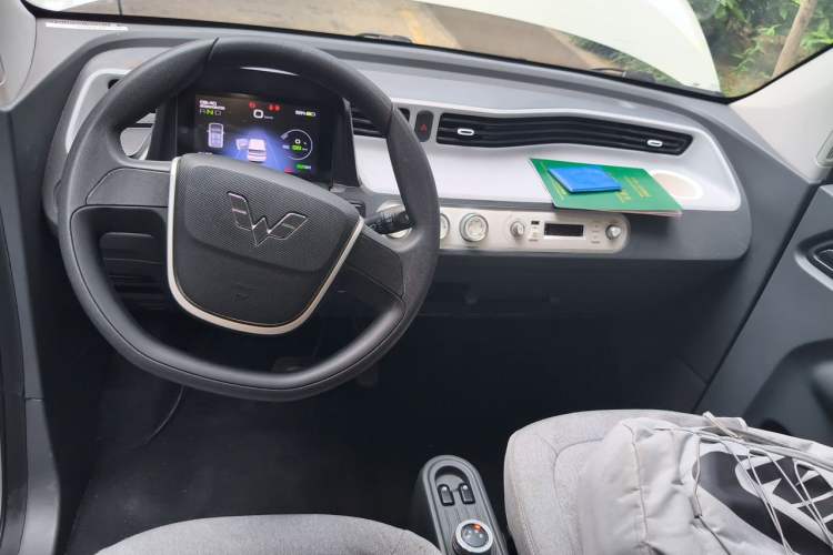 Used Wuling Hongguang MINIEV 2022 Macaron Premium Model – Lithium Iron Phosphate Center Console
