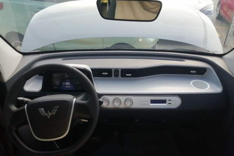 Used Wuling Hongguang MINIEV 2022 Macaron Premium Model – Lithium Iron Phosphate Center Console