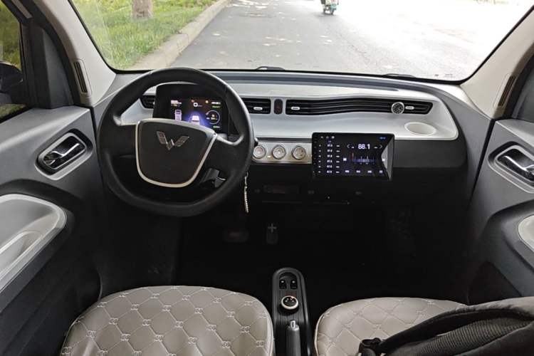 Used Wuling Hongguang MINIEV 2022 Macaron Fashion Model Lithium Iron Phosphate Center Console