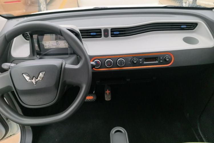 Used Wuling Hongguang MINIEV 2022 Easy Version Lithium Iron Phosphate Center Console