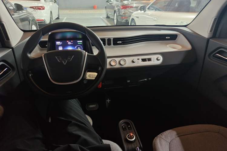 Used Wuling Hongguang MINIEV 2022 Macaron Fashion Model Lithium Iron Phosphate Center Console