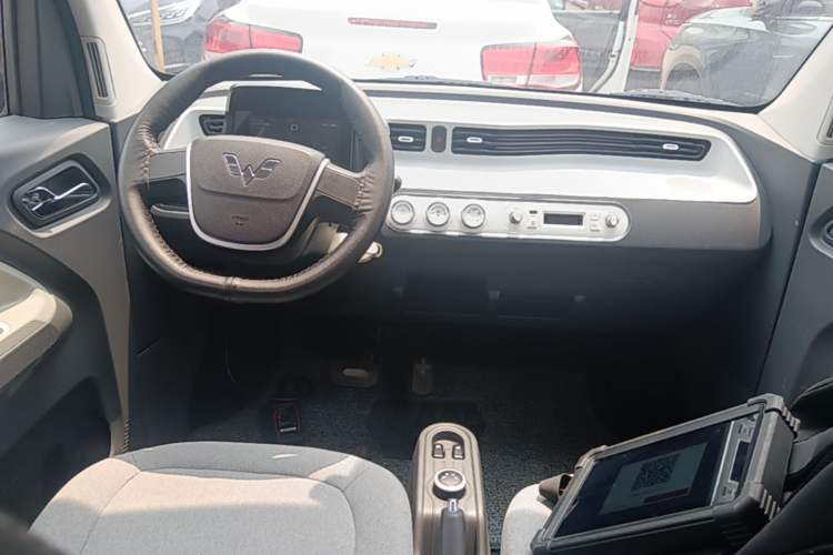 Used Wuling Hongguang MINIEV 2022 Macaron Premium Model – Lithium Iron Phosphate Center Console