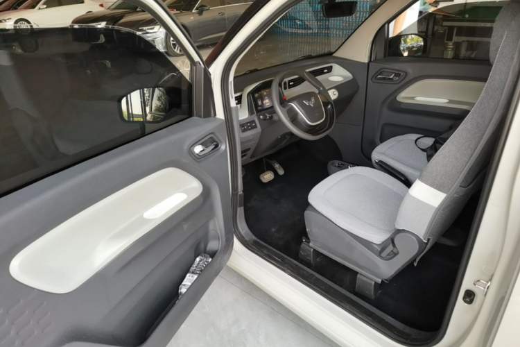 Used Wuling Hongguang MINIEV 2022 Macaron Premium Model – Lithium Iron Phosphate Driver Seat