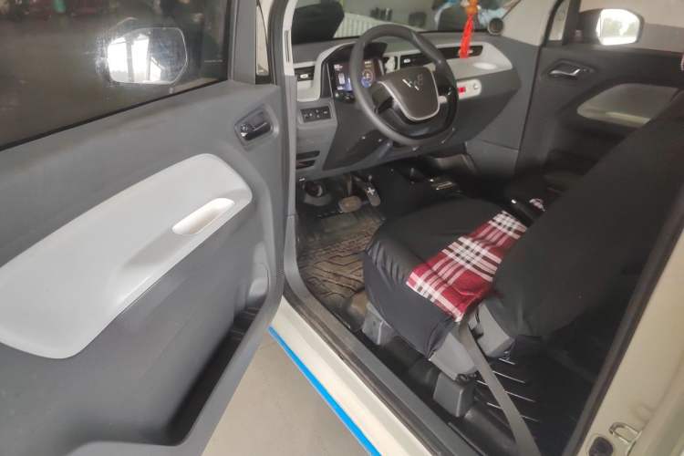 Used Wuling Hongguang MINIEV 2022 Macaron Premium Model – Lithium Iron Phosphate Driver Seat