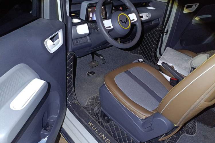 Used Wuling Hongguang MINIEV 2022 GAMEBOY 300km Enthusiast Model with Lithium Iron Phosphate Driver Seat