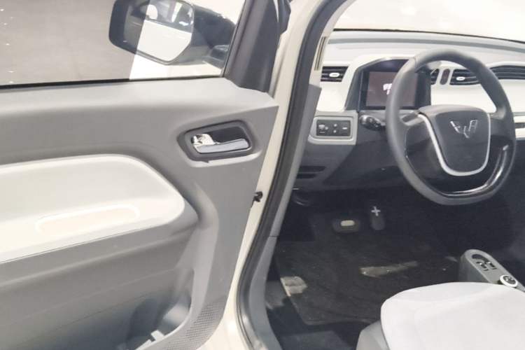 Used Wuling Hongguang MINIEV 2022 Macaron Premium Model – Lithium Ternary Battery Driver Seat
