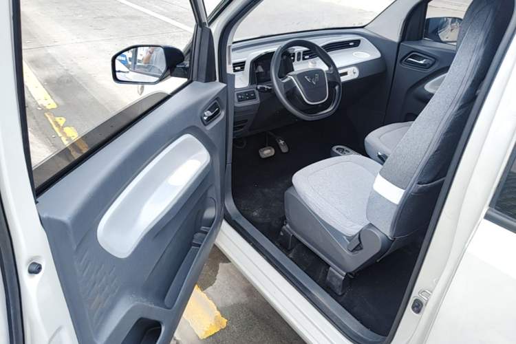 Used Wuling Hongguang MINIEV 2022 Macaron Premium Model – Lithium Iron Phosphate Driver Seat