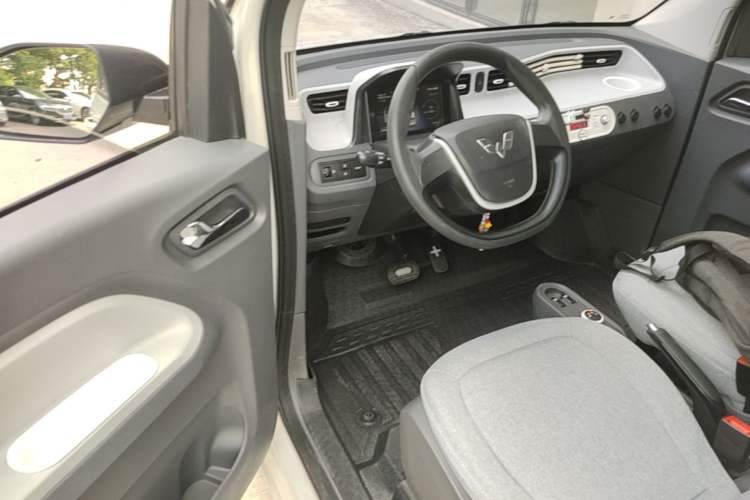 Used Wuling Hongguang MINIEV 2022 Macaron Premium Model – Lithium Iron Phosphate Driver Seat