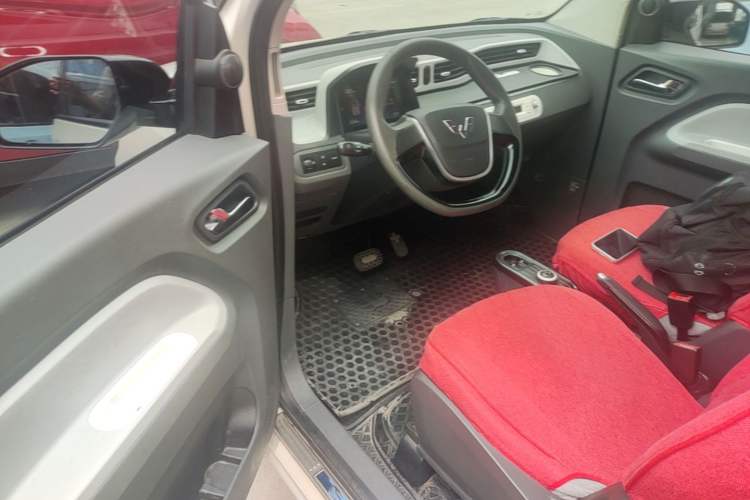 Used Wuling Hongguang MINIEV 2022 Macaron Premium Model – Lithium Iron Phosphate Driver Seat