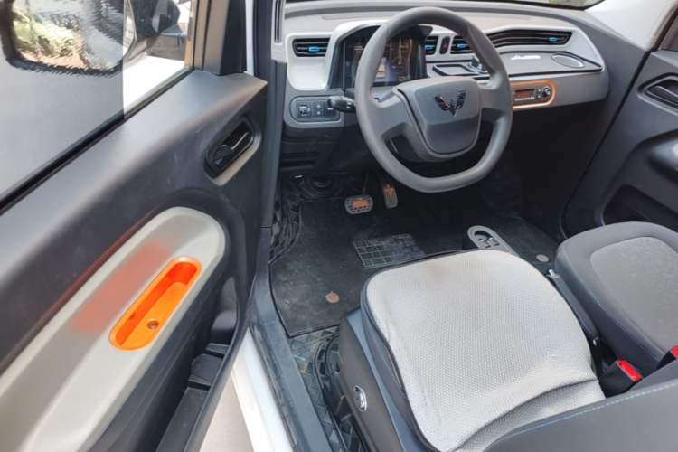 Used Wuling Hongguang MINIEV 2022 Macaron Fashion Model Lithium Iron Phosphate Driver Seat