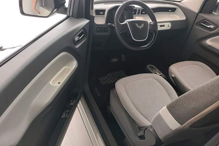 Used Wuling Hongguang MINIEV 2022 Macaron Premium Model – Lithium Iron Phosphate Driver Seat