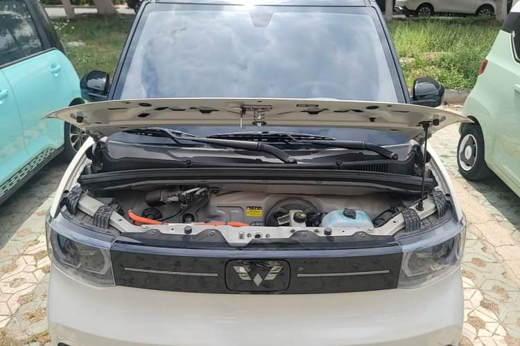 Used Wuling Hongguang MINIEV 2022 Macaron Fashion Model Lithium Iron Phosphate Engine Bay