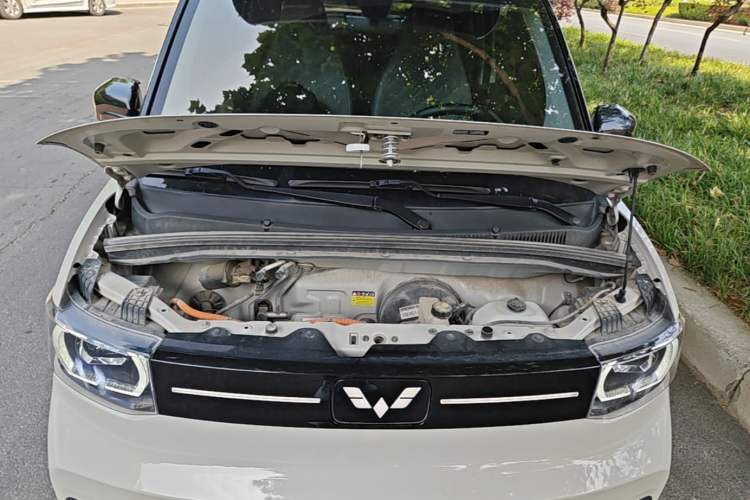 Used Wuling Hongguang MINIEV 2022 Macaron Fashion Model Lithium Iron Phosphate Engine Bay