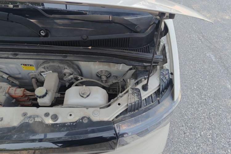Used Wuling Hongguang MINIEV 2022 Macaron Fashion Model Lithium Iron Phosphate Engine Bay Left