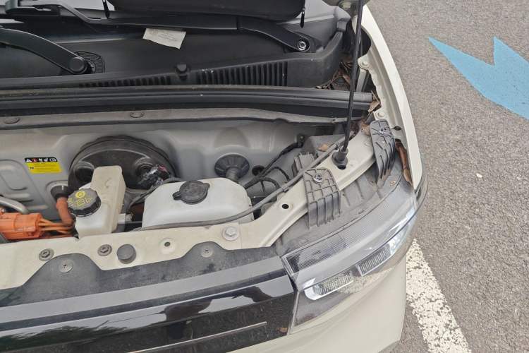 Used Wuling Hongguang MINIEV 2022 Macaron Fashion Model Lithium Iron Phosphate Engine Bay Left