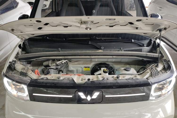 Used Wuling Hongguang MINIEV 2022 Macaron Fashion Model Lithium Iron Phosphate Engine Bay