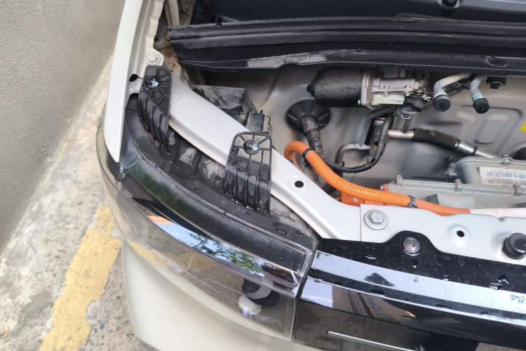 Used Wuling Hongguang MINIEV 2022 Macaron Premium Model – Lithium Iron Phosphate Engine Bay Right