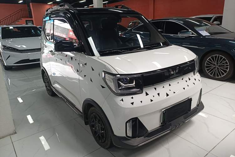 Used Wuling Hongguang MINIEV 2022 GAMEBOY 200km Gaming Edition with Lithium Iron Phosphate Front Right 45 Deg