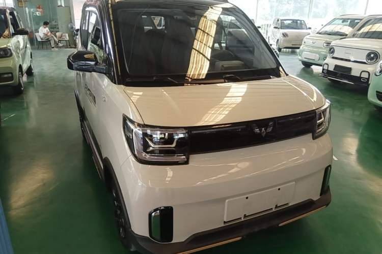 Used Wuling Hongguang MINIEV 2022 GAMEBOY 200km Gaming Edition with Lithium Iron Phosphate Front Right 45 Deg