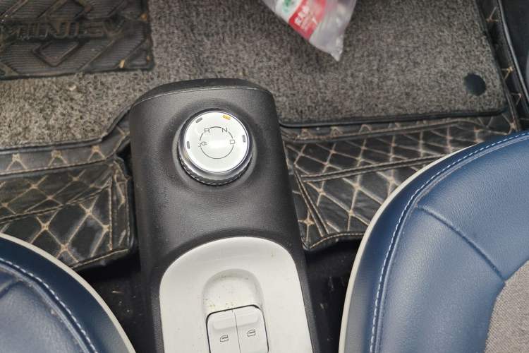Used Wuling Hongguang MINIEV 2022 GAMEBOY 200km Gaming Edition with Lithium Iron Phosphate Gear Lever