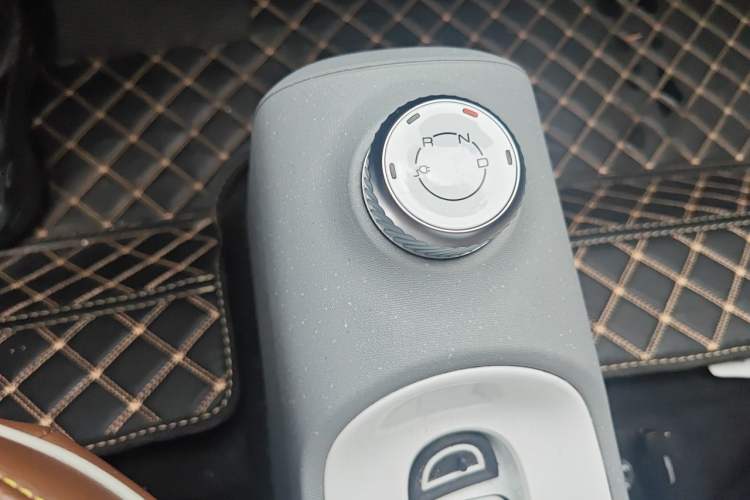 Used Wuling Hongguang MINIEV 2022 GAMEBOY 300km Enthusiast Model with Lithium Iron Phosphate Gear Lever