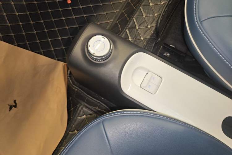 Used Wuling Hongguang MINIEV 2022 GAMEBOY 200km Gaming Edition with Lithium Iron Phosphate Gear Lever