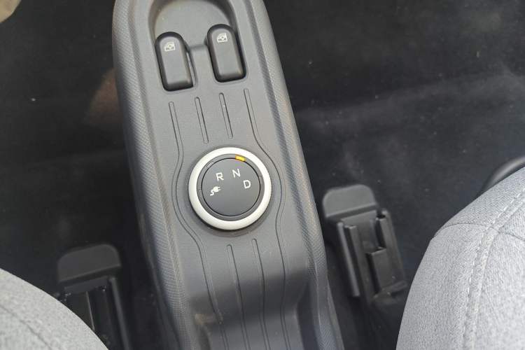 Used Wuling Hongguang MINIEV 2022 Macaron Fashion Model Lithium Iron Phosphate Gear Lever
