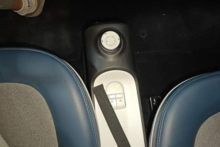 Used Wuling Hongguang MINIEV 2022 GAMEBOY 300km Enthusiast Model with Lithium Iron Phosphate Gear Lever