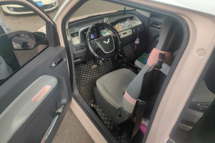 Used Wuling Hongguang MINIEV 2022 Macaron Premium Model – Lithium Iron Phosphate Interior 3