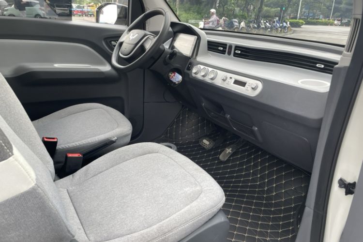 Used Wuling Hongguang MINIEV 2022 Macaron Premium Model – Lithium Iron Phosphate Interior 4