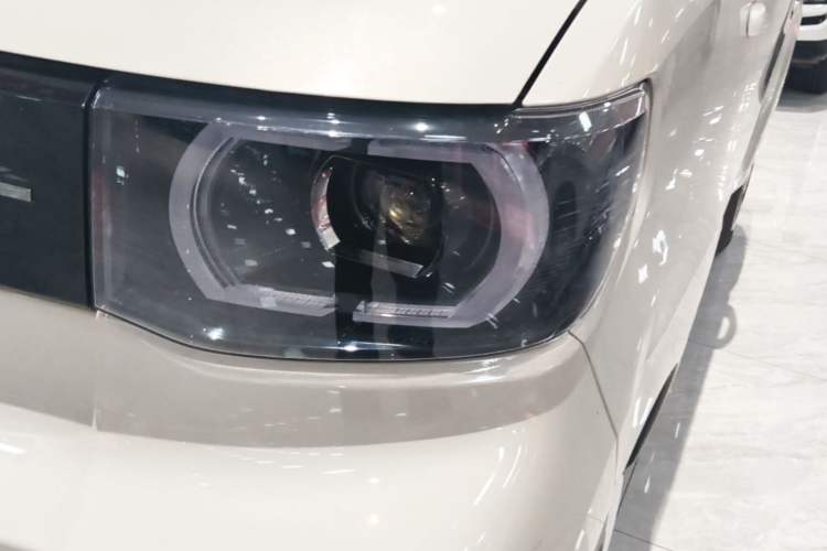 Used Wuling Hongguang MINIEV 2022 Macaron Premium Model – Lithium Ternary Battery Left Front Headlight