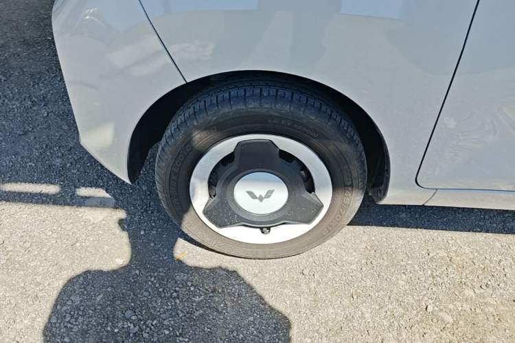 Used Wuling Hongguang MINIEV 2022 Macaron Fashion Edition Lithium-Nickel-Cobalt-Alpha-oxide Left Front Wheel Hub