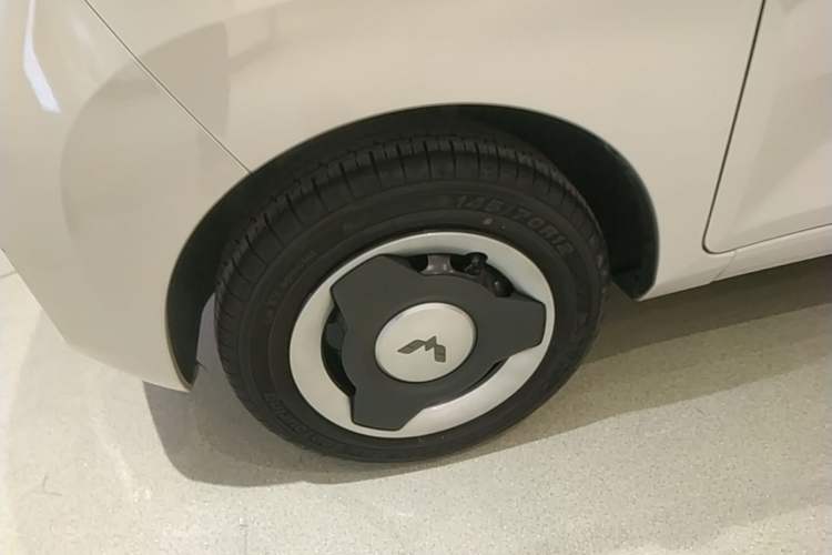 Used Wuling Hongguang MINIEV 2022 Macaron Fashion Edition Lithium-Nickel-Cobalt-Alpha-oxide Left Front Wheel Hub
