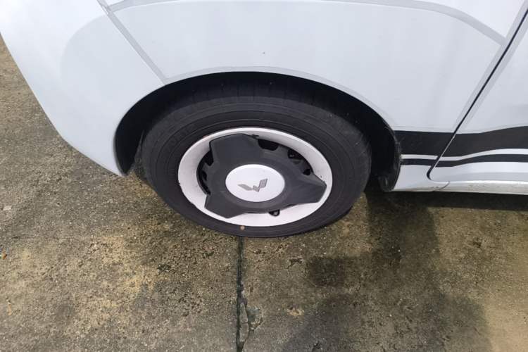 Used Wuling Hongguang MINIEV 2022 Enjoy Edition Lithium Iron Phosphate Left Front Wheel Hub