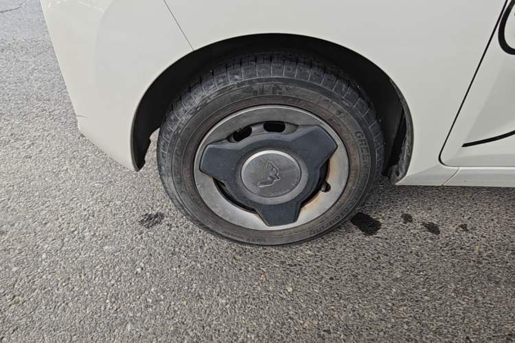 Used Wuling Hongguang MINIEV 2022 Macaron Fashion Model Lithium Iron Phosphate Left Front Wheel Hub