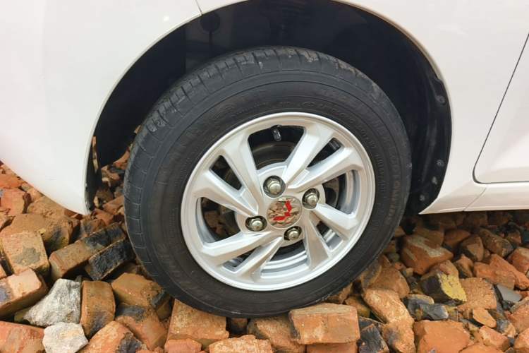Used Wuling Hongguang MINIEV 2022 Zizai Version Lithium Iron Phosphate Left Front Wheel Hub
