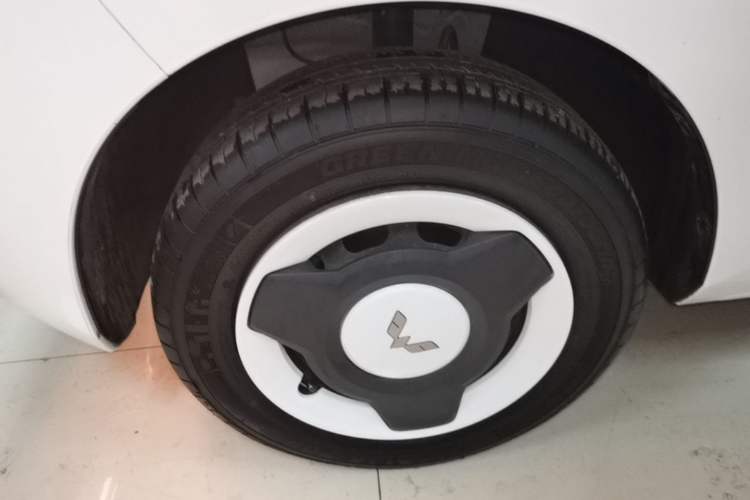 Used Wuling Hongguang MINIEV 2022 Macaron Fashion Model Lithium Iron Phosphate Left Front Wheel Hub