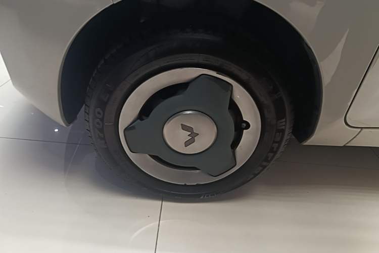 Used Wuling Hongguang MINIEV 2022 Macaron Premium Model – Lithium Iron Phosphate Left Front Wheel Hub